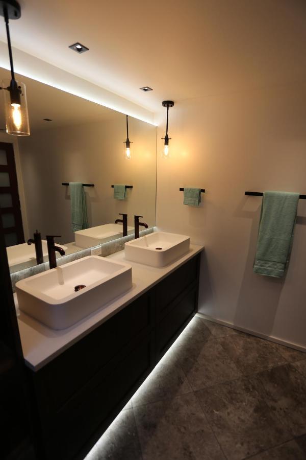 好丘。Hacho House Bed & Breakfast เยลโลว์ไนฟ์ ภายนอก รูปภาพ