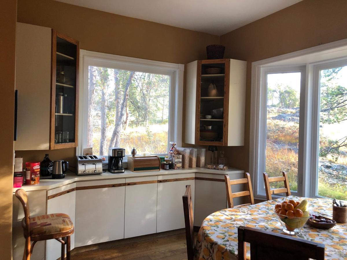 好丘。Hacho House Bed & Breakfast เยลโลว์ไนฟ์ ภายนอก รูปภาพ