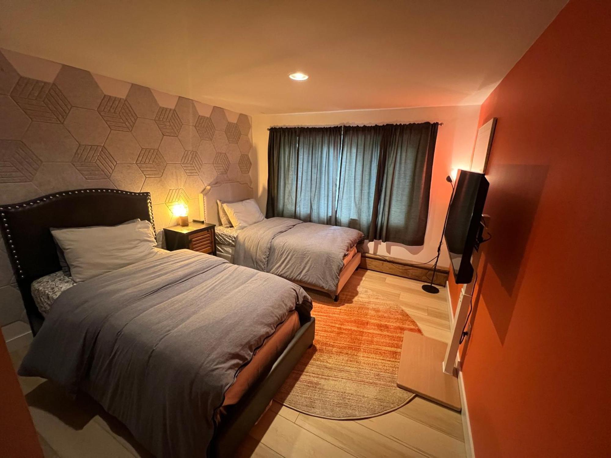 好丘。Hacho House Bed & Breakfast เยลโลว์ไนฟ์ ภายนอก รูปภาพ