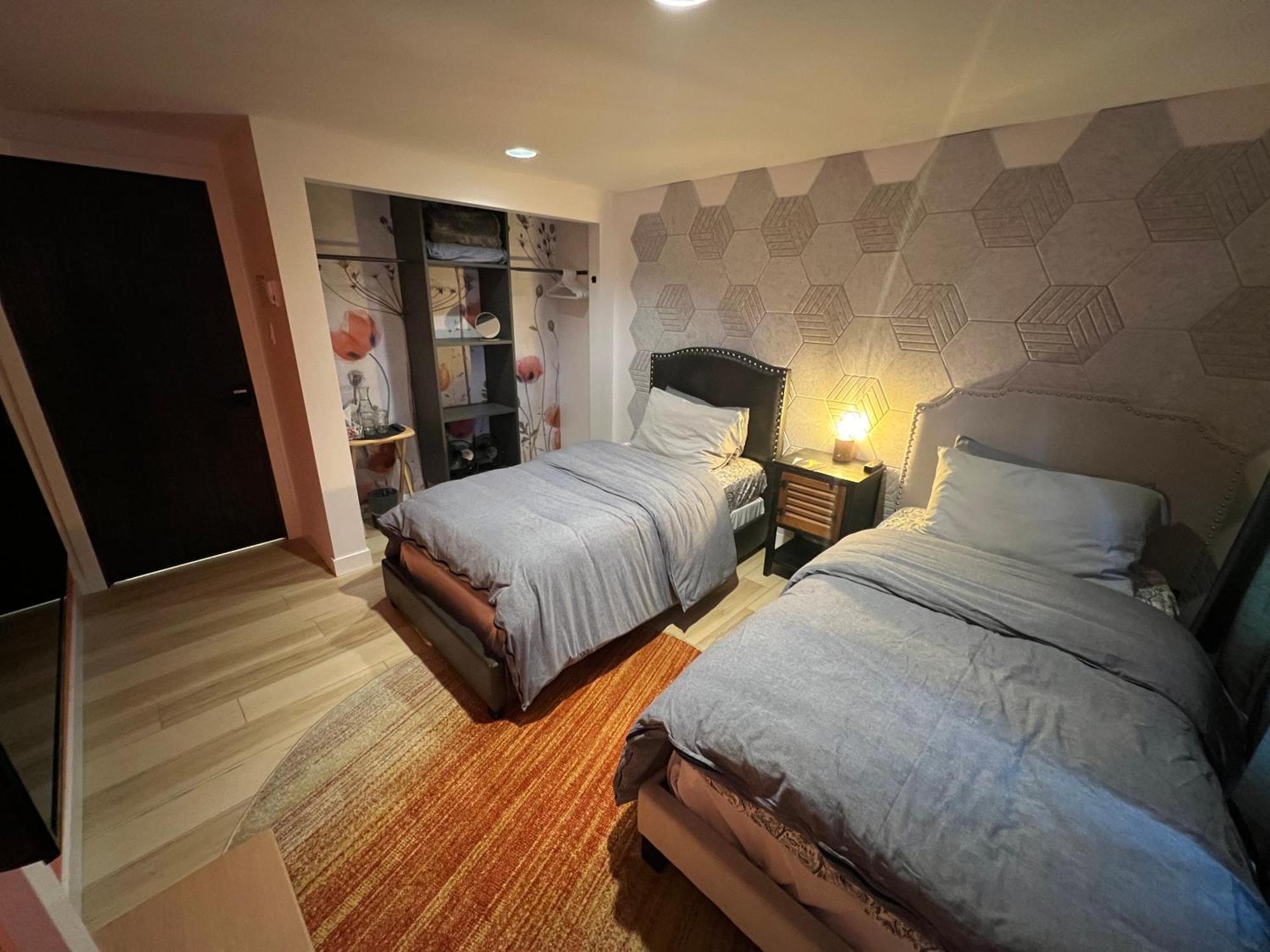 好丘。Hacho House Bed & Breakfast เยลโลว์ไนฟ์ ภายนอก รูปภาพ