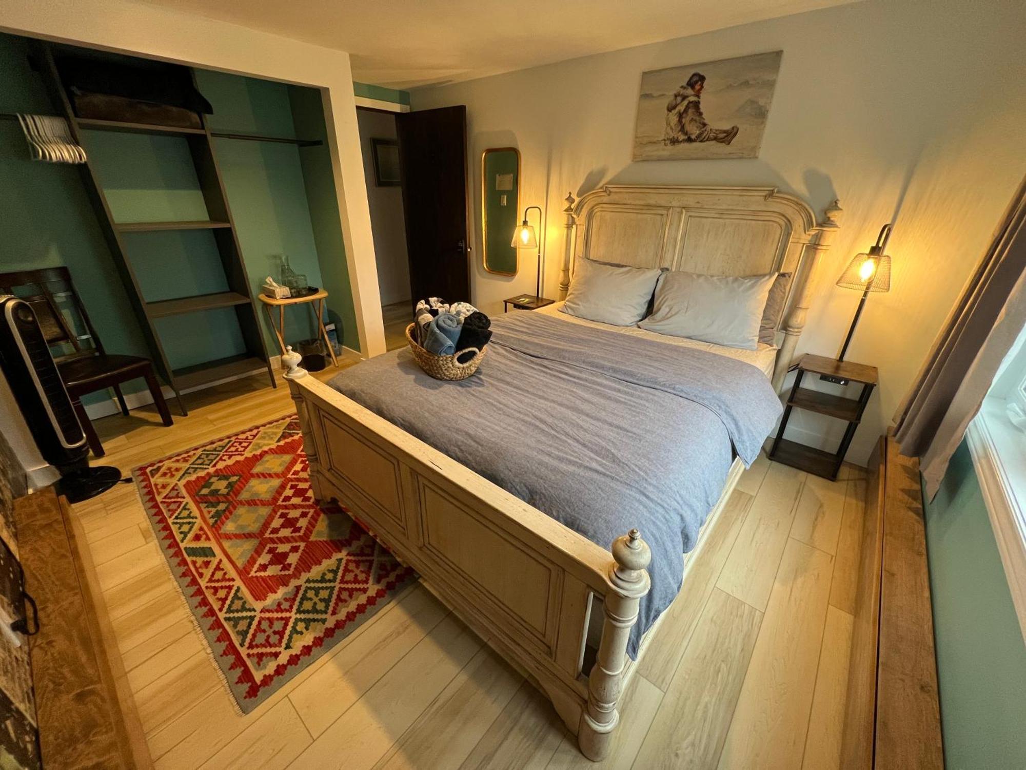 好丘。Hacho House Bed & Breakfast เยลโลว์ไนฟ์ ภายนอก รูปภาพ